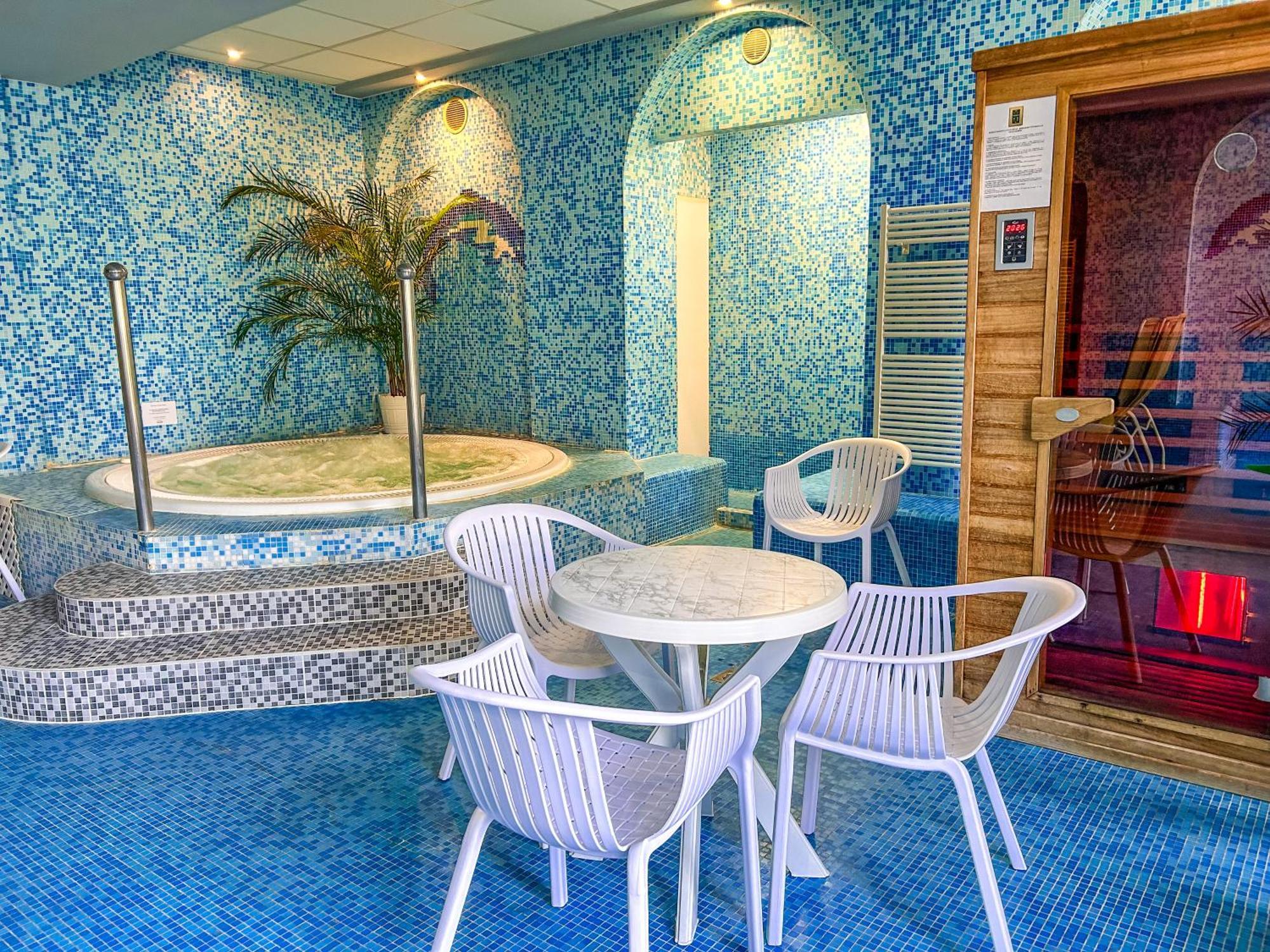 Kikelet Club Hotel Mişcolţ Exterior foto